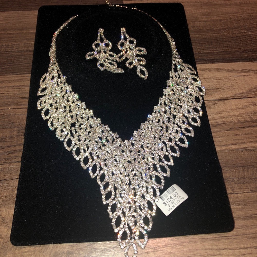 Necklace and earring set